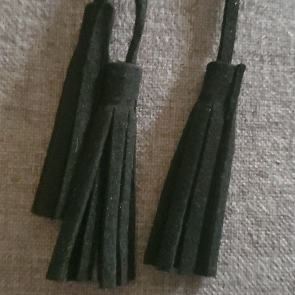 Belt goldtone and black material fringe 29" gold tone + another 12" on each side - Picture 4 of 8